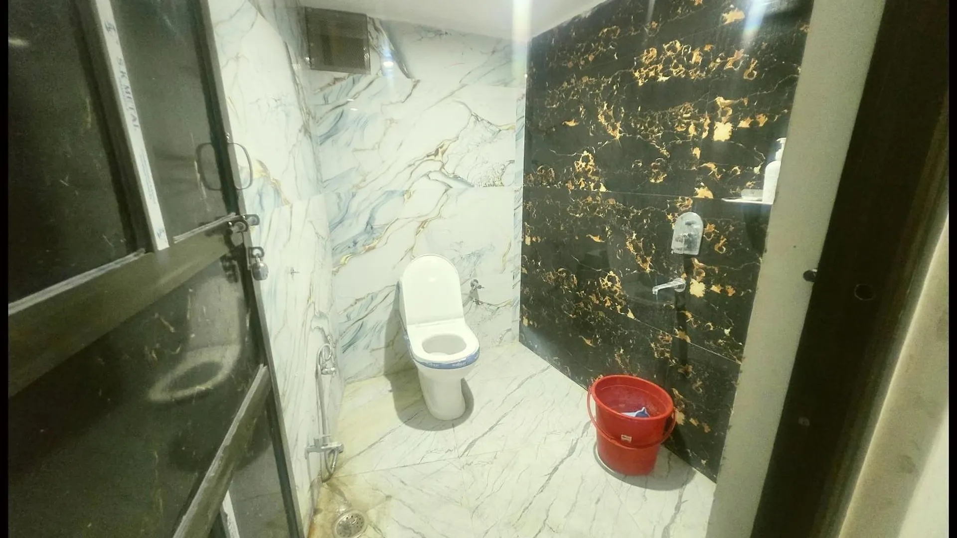 Hotel Devans Palace Stay Near Kashi Vishwanath Temple - Fully Air Conditioned Rooms - Free Wi-Fi- & Parking - Best - Hotel バラナシ インド