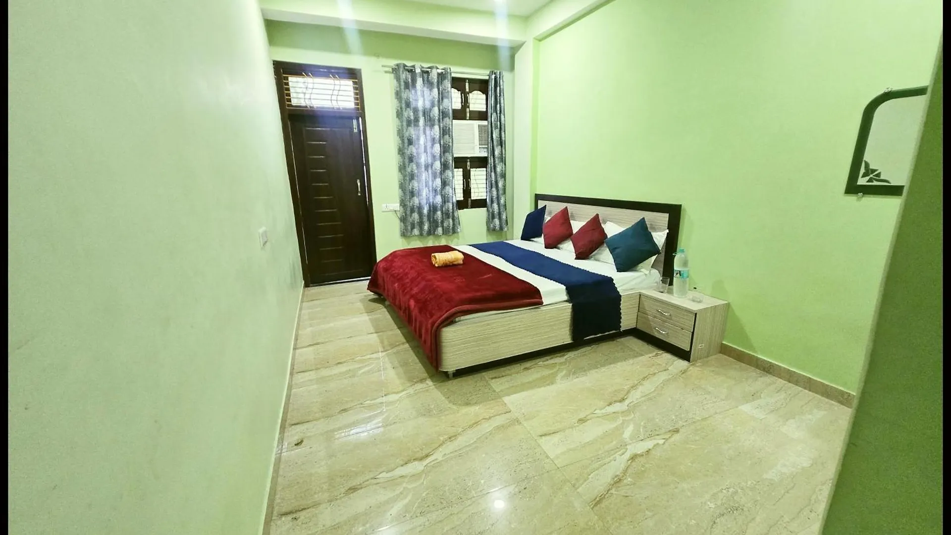 Hotel Devans Palace Stay Near Kashi Vishwanath Temple - Fully Air Conditioned Rooms - Free Wi-Fi- & Parking - Best - Hotel バラナシ