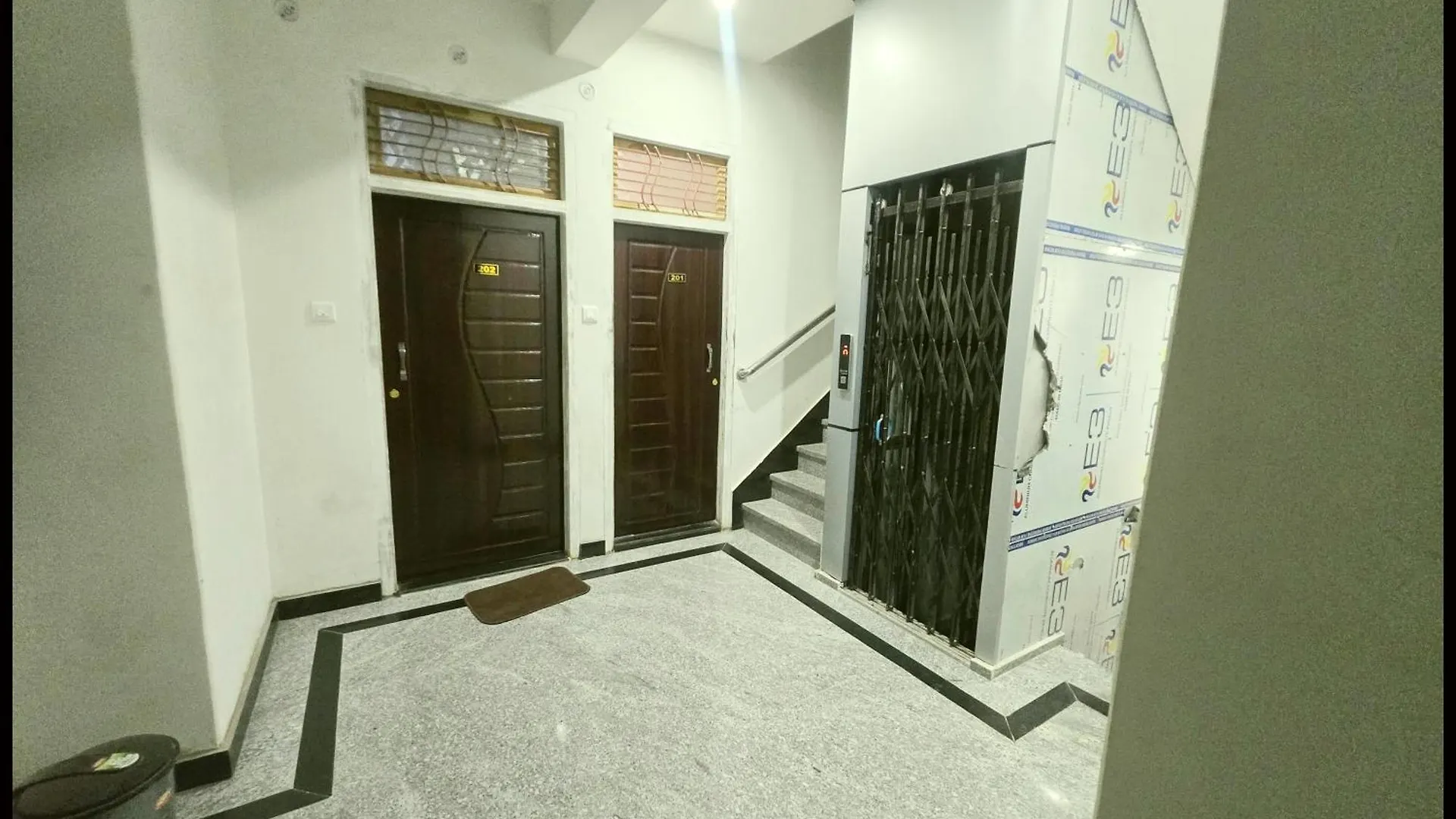 Hotel Devans Palace Stay Near Kashi Vishwanath Temple - Fully Air Conditioned Rooms - Free Wi-Fi- & Parking - Best - Hotel バラナシ