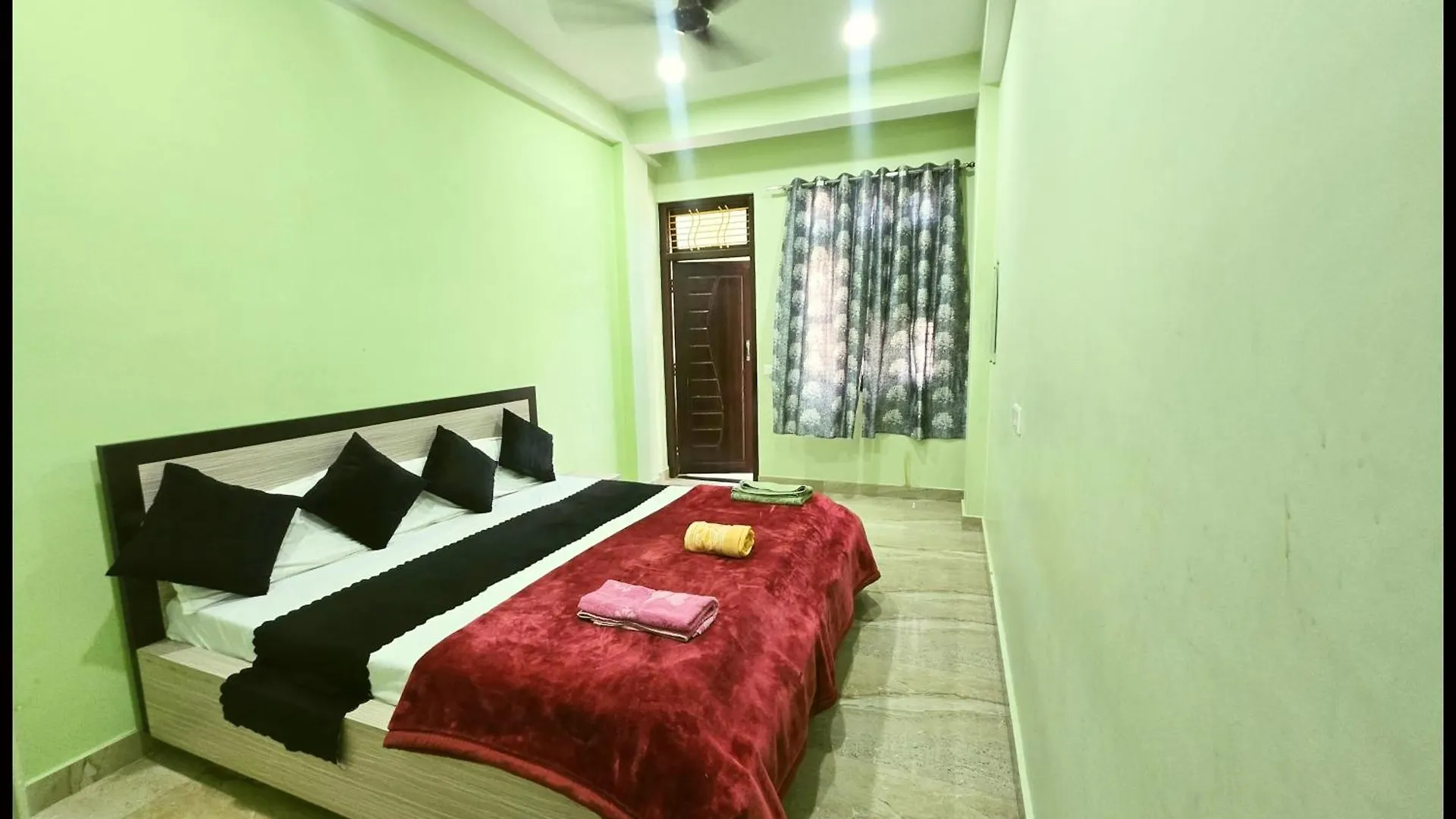 Hotel Devans Palace Stay Near Kashi Vishwanath Temple - Fully Air Conditioned Rooms - Free Wi-Fi- & Parking - Best - Hotel バラナシ