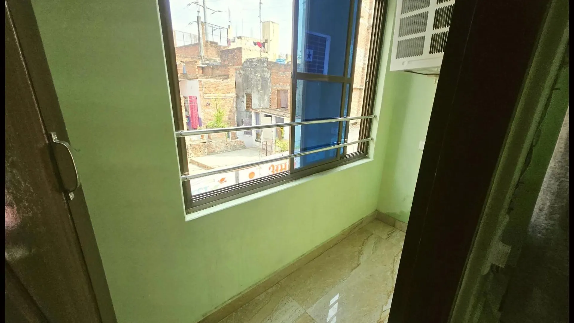 ****  Hotel Devans Palace Stay Near Kashi Vishwanath Temple - Fully Air Conditioned Rooms - Free Wi-Fi- & Parking - Best - Hotel バラナシ インド
