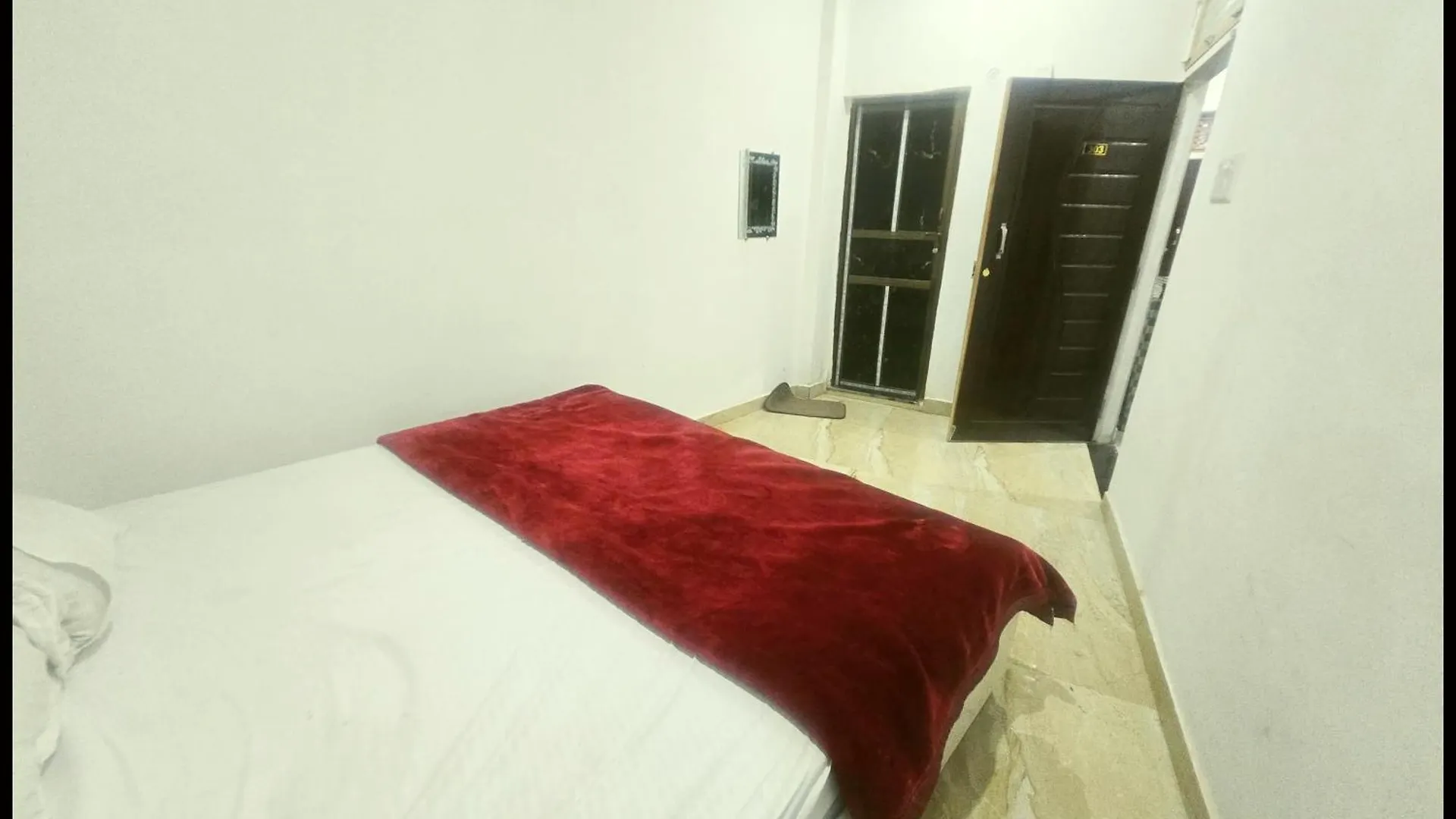 Hotel Devans Palace Stay Near Kashi Vishwanath Temple - Fully Air Conditioned Rooms - Free Wi-Fi- & Parking - Best - Hotel バラナシ