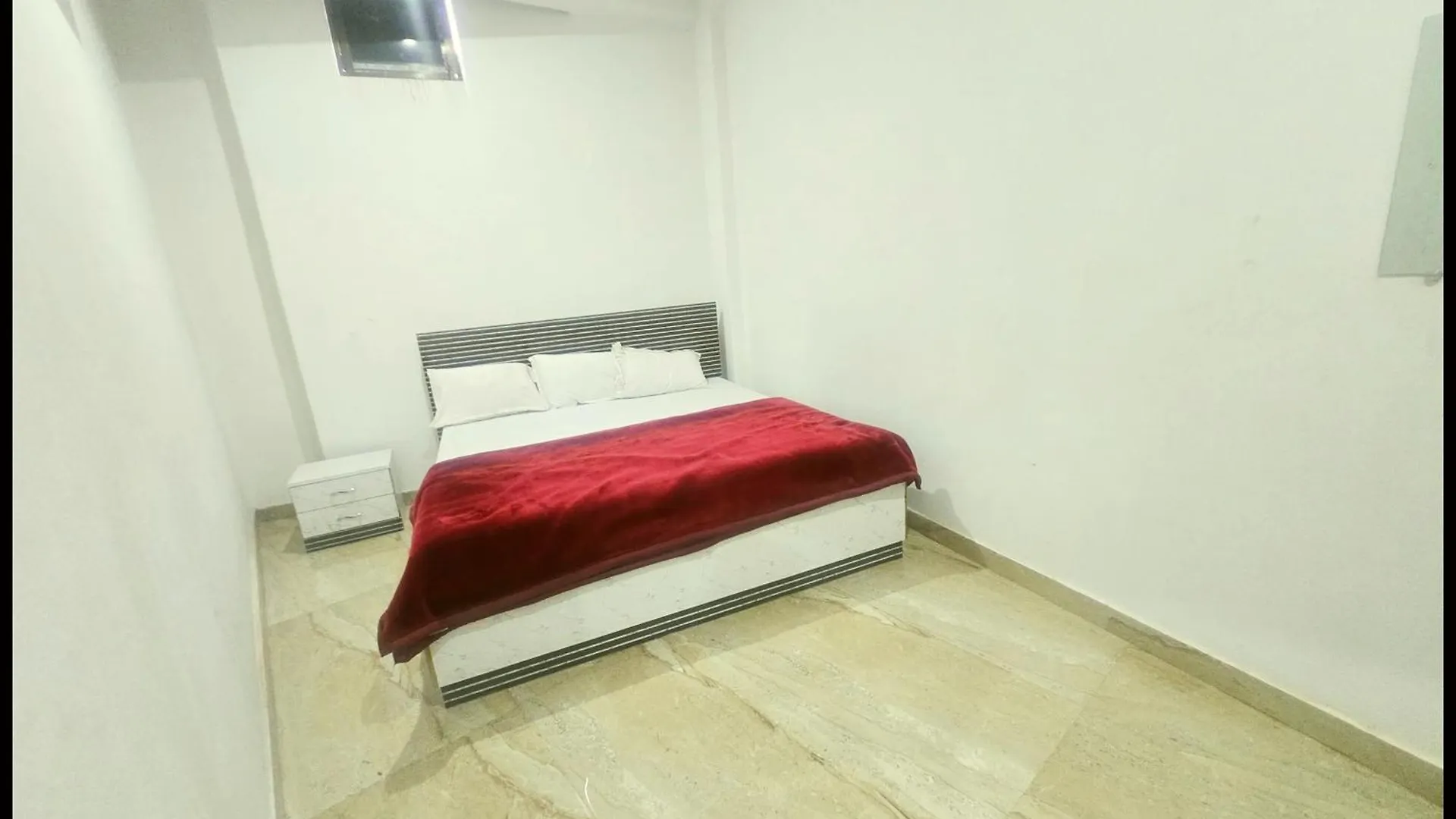 Hotel Devans Palace Stay Near Kashi Vishwanath Temple - Fully Air Conditioned Rooms - Free Wi-Fi- & Parking - Best - Hotel バラナシ 4*,