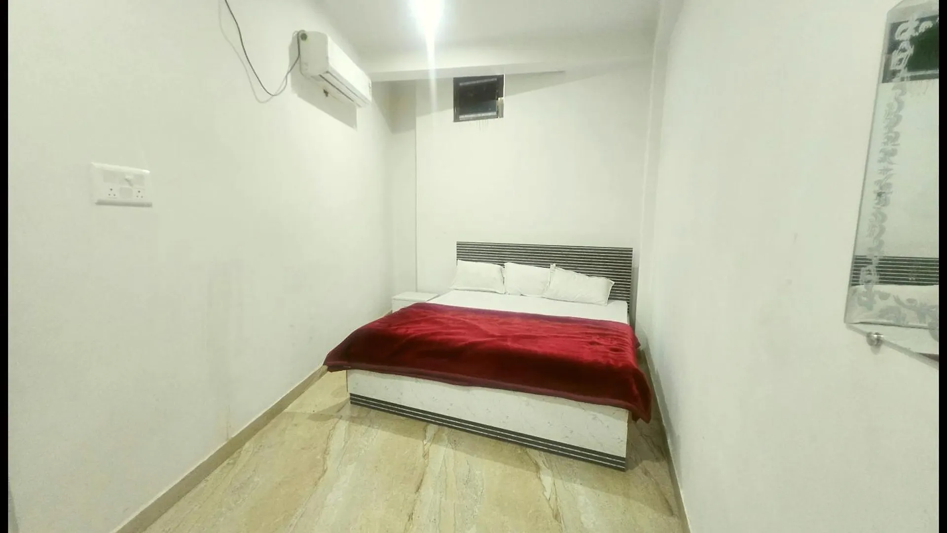 Hotel Devans Palace Stay Near Kashi Vishwanath Temple - Fully Air Conditioned Rooms - Free Wi-Fi- & Parking - Best - Hotel バラナシ